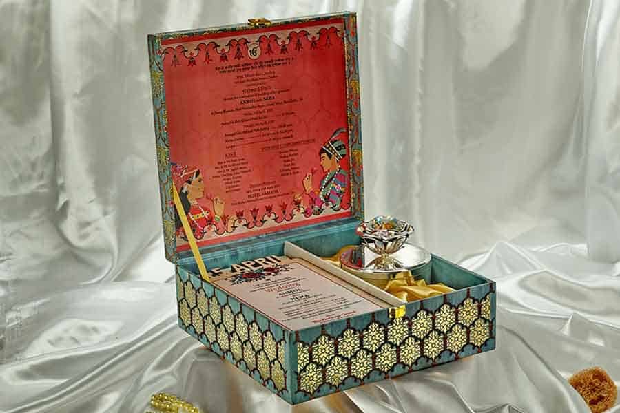 A luxurious wedding hamper with a Rose shaped jewelry box, crystal studded along with a wedding card on the left